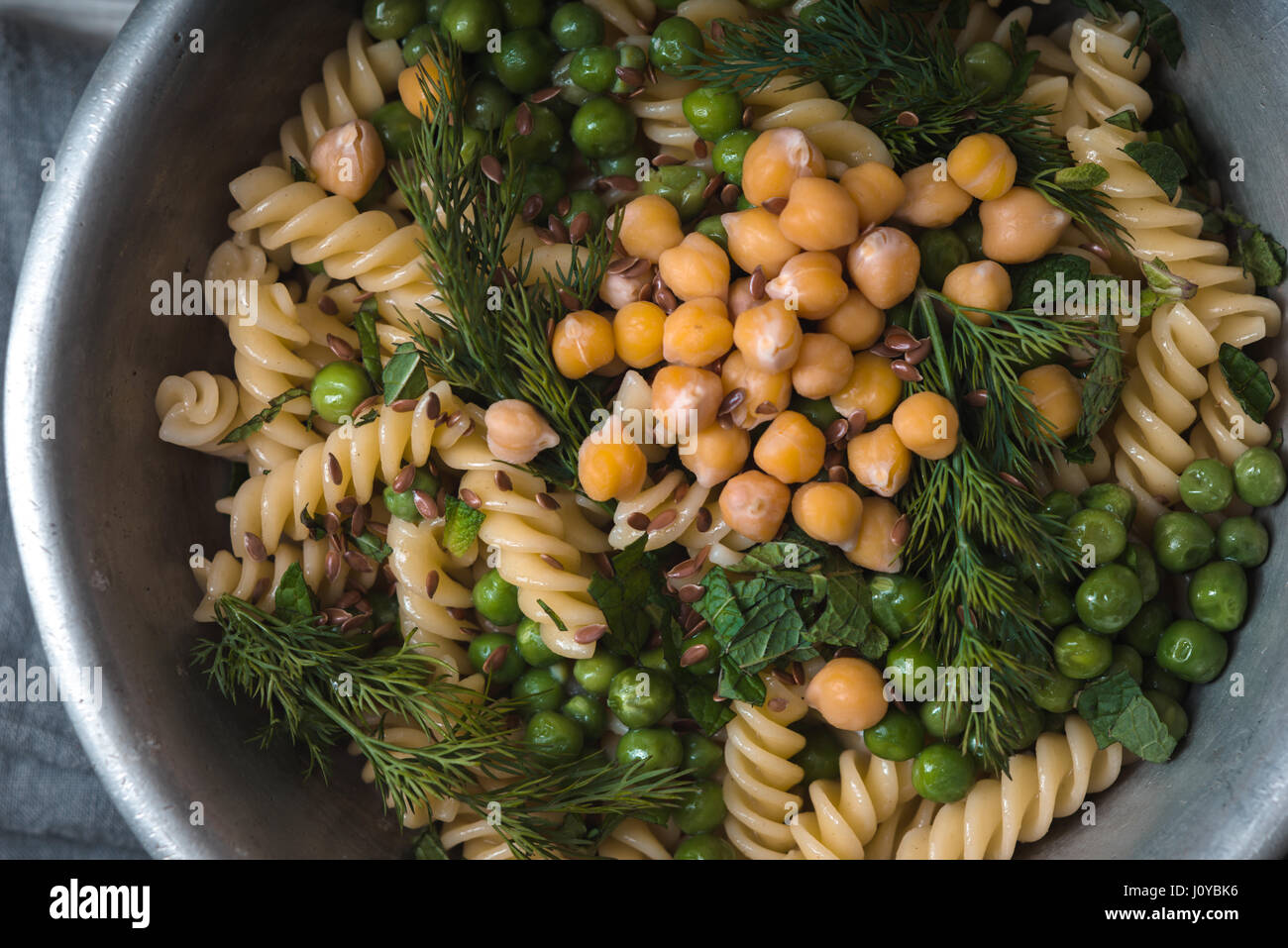 Vegetarische Pasta mit Erbsen und Minze in der Metallschale horizontalen Stockfoto