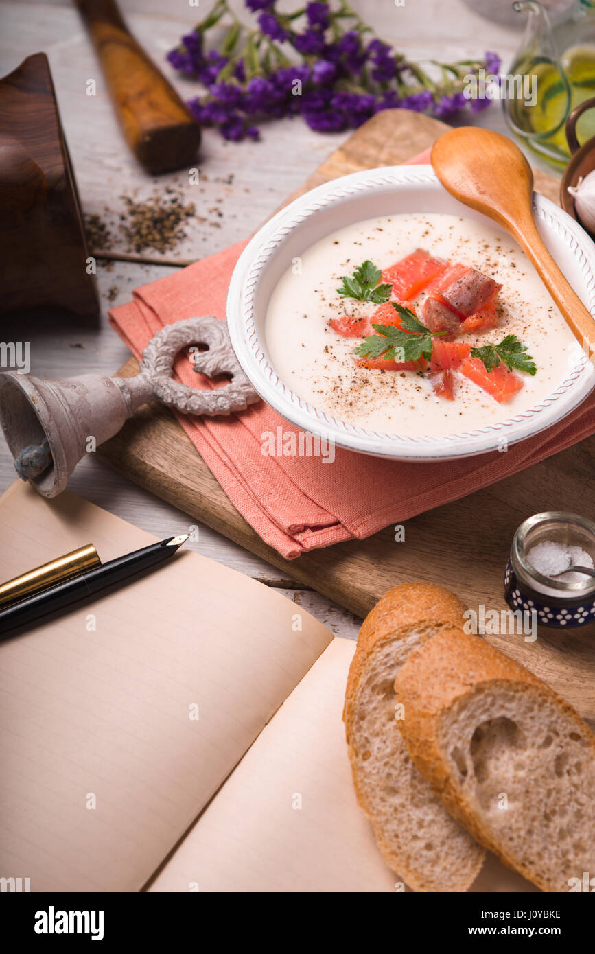 Suppe-Püree aus Blumenkohl und Lachs Seitenansicht Stockfoto