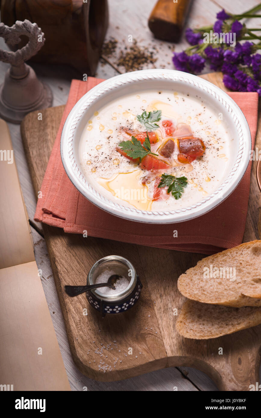 Suppe pürieren mit Lachs in einer Keramikschale Stockfoto