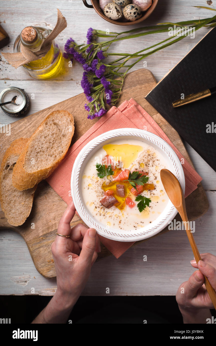 Frau essen Suppe pürieren mit Lachs aus einer Keramikschale Stockfoto