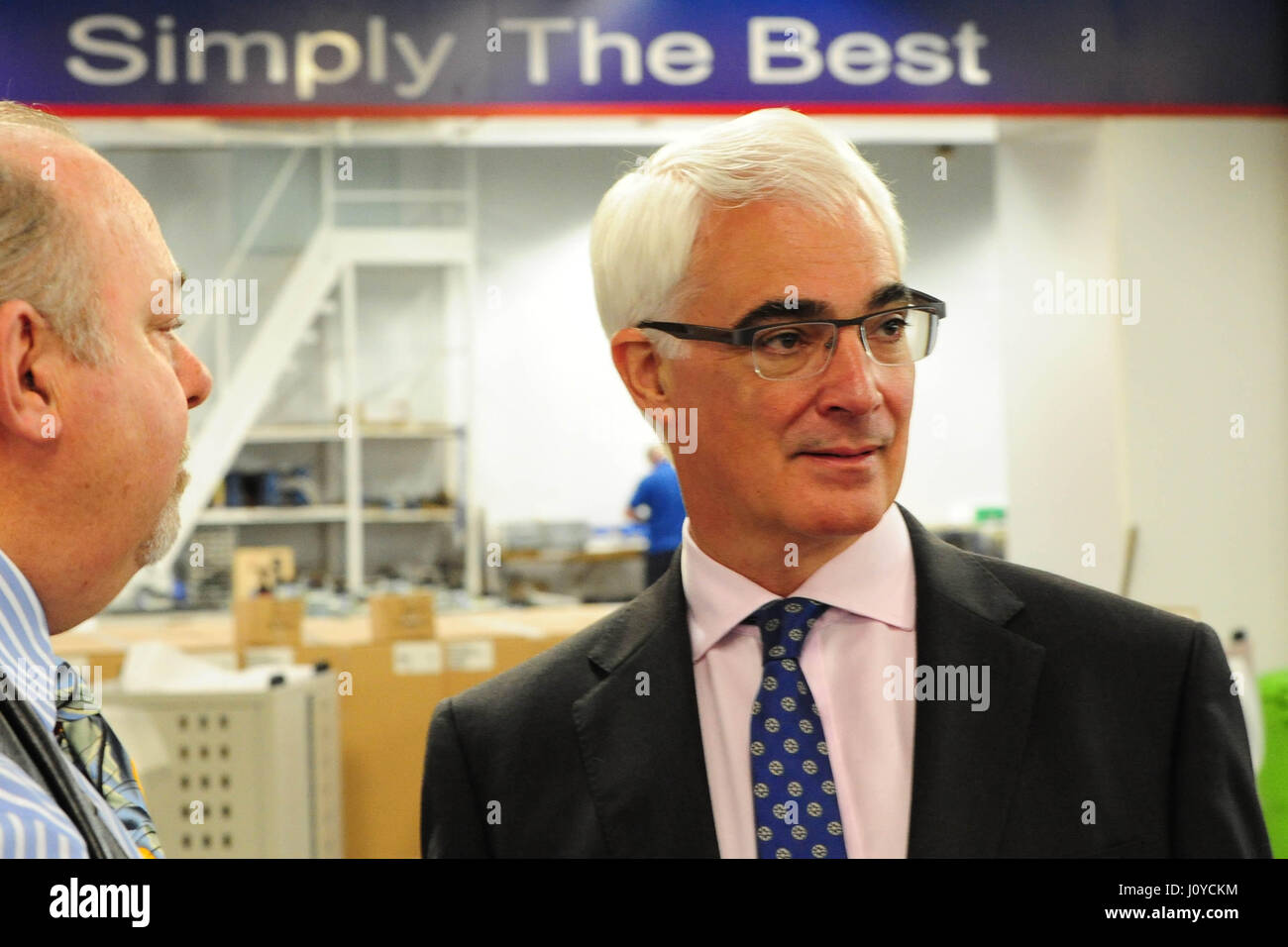 Alistair Darling, Führer der Better Together-Kampagne auf eine Fabrik zu besuchen in Fife am Morgen nach einer Fernsehdebatte mit SNP Führer Alex Salmond über die schottische Unabhängigkeit, in denen viele Kommentatoren dachte Herr Darling am besten durchgeführt Stockfoto