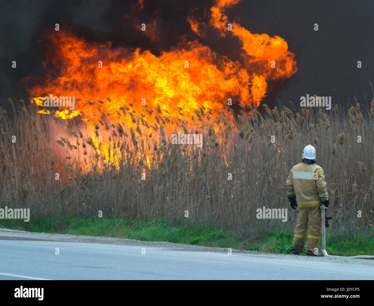Der Feuerwehrmann sucht nach dem großen Feuer Stockfoto