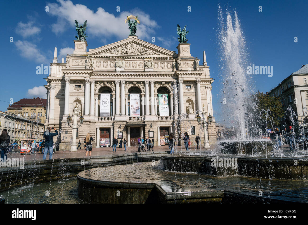 Lviv, Ukraine - 21. September 2016: Nationalen akademischen Opern- und Ballett-Theater namens Krushelnytska mit Brunnen und Touristen Stockfoto