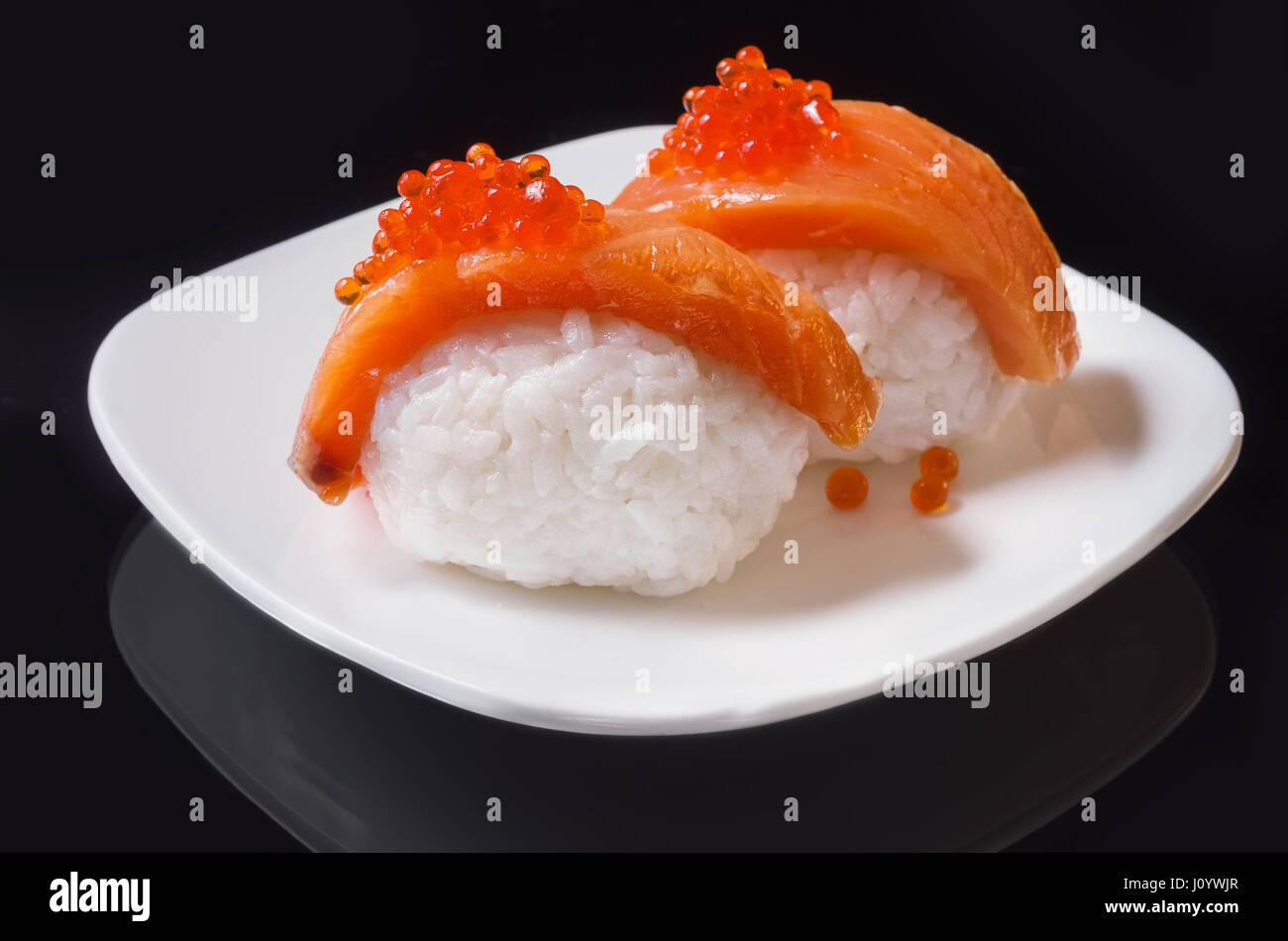 Lachs Sushi und Kaviar. Schwarzen Hintergrund und selektiven Fokus. Stockfoto