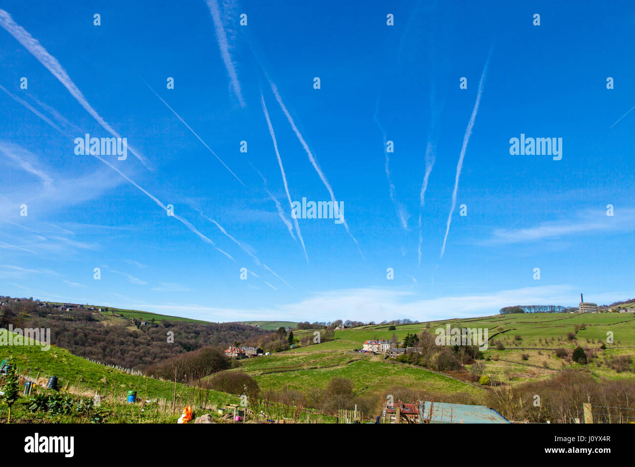 Markieren Kondensstreifen den Himmel über dem Calder Valley in der Nähe von Halifax, West Yorkshire, England, Großbritannien Stockfoto