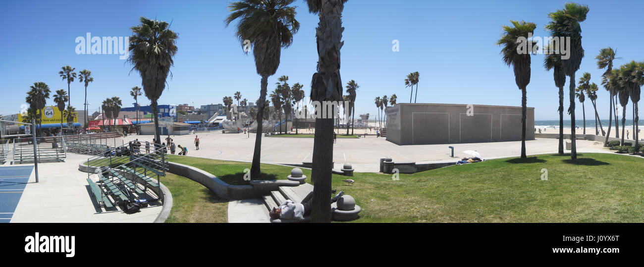Los Angeles, USA - 2. Juni 2011: Panorama von Venice Beach promenade mit Menschen spielen Basketball in Los Angeles, Kalifornien. Stockfoto