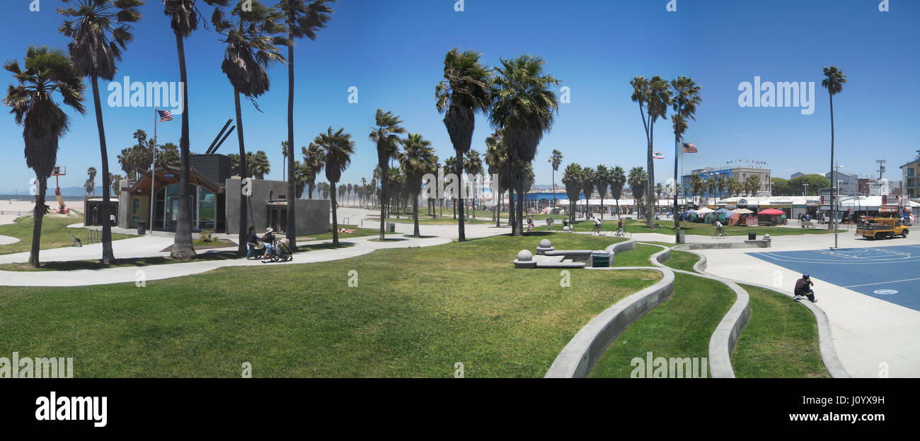 Los Angeles, USA - 2. Juni 2011: Panorama von Venice Beach promenade mit Menschen spazieren und Radfahren in Los Angeles, Kalifornien. Stockfoto
