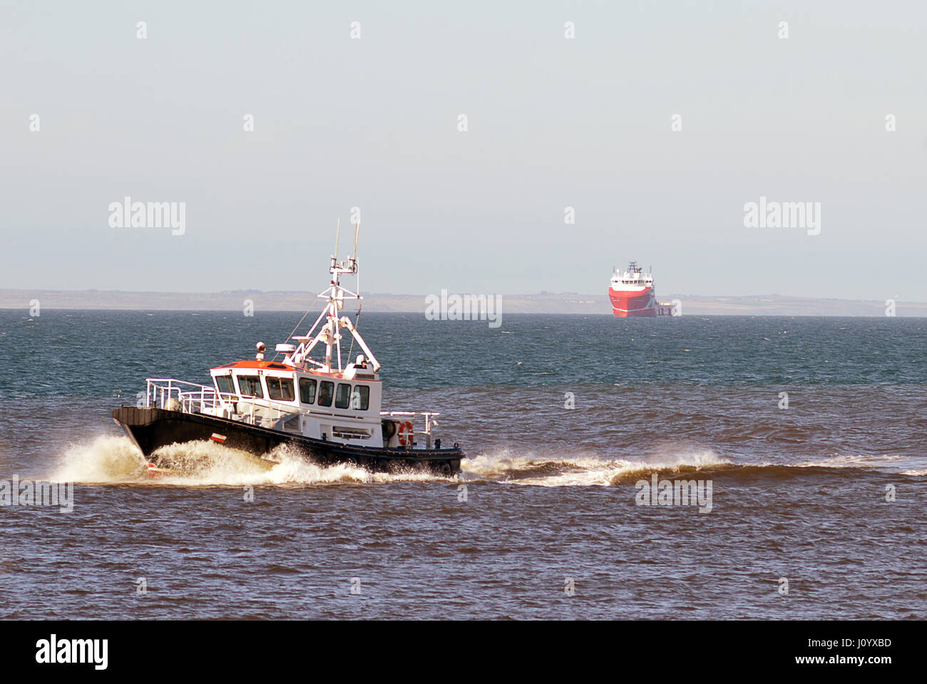 Die Aberdeen Lotsenboot beschleunigt zurück zum Hafen in Aberdeen. Schottland. Stockfoto