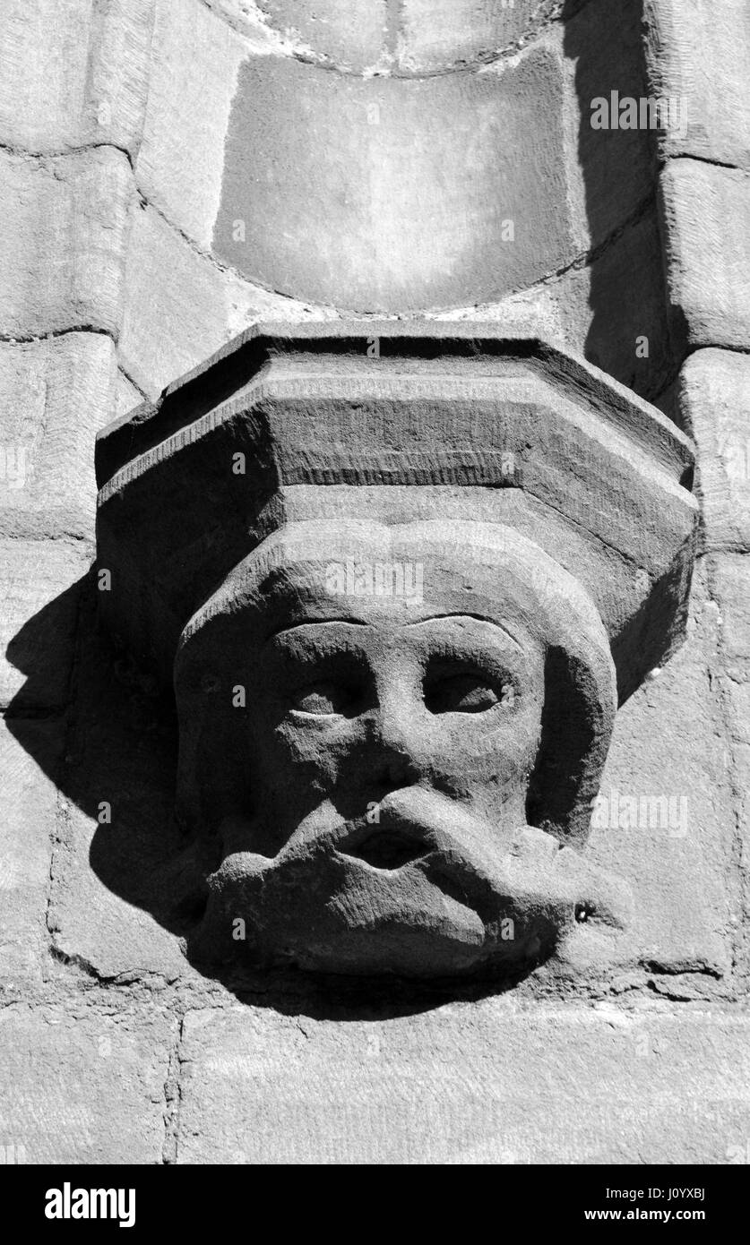 Das alte Schnitzwerk, vielleicht von der mittelalterlichen Kirche, dienen als Blickfang auf der Außenseite der Kirchturm (Str. Marys) Kirche, Nethergate Wasser überleben, Stockfoto