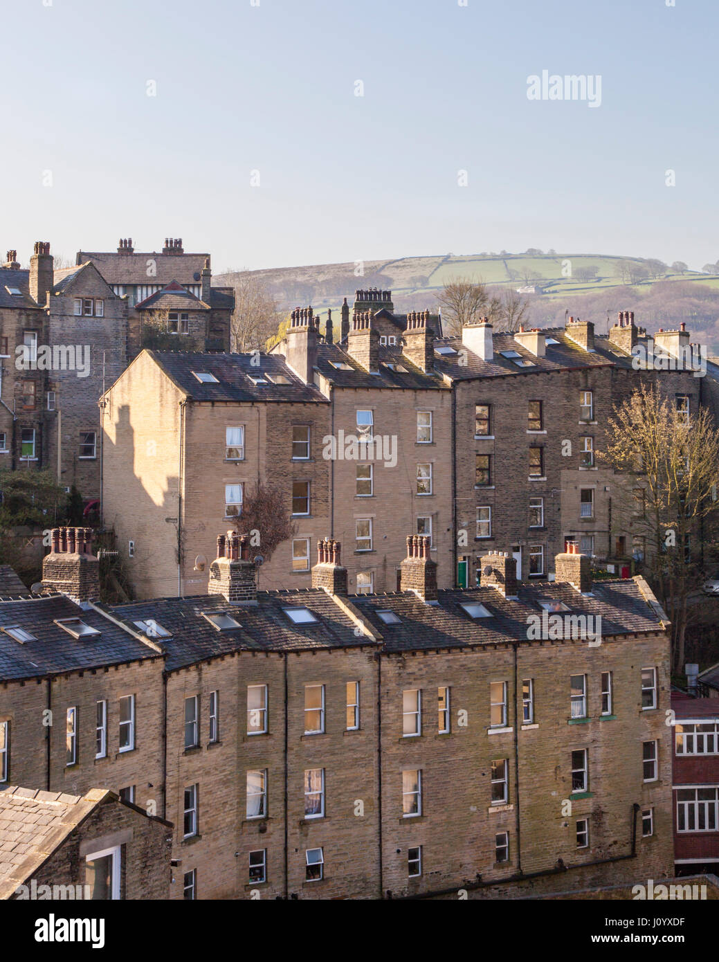 Typischen hohen Häuser gebaut auf den steilen Talseiten in Hebden Bridge, West Yorkshire, Großbritannien Stockfoto
