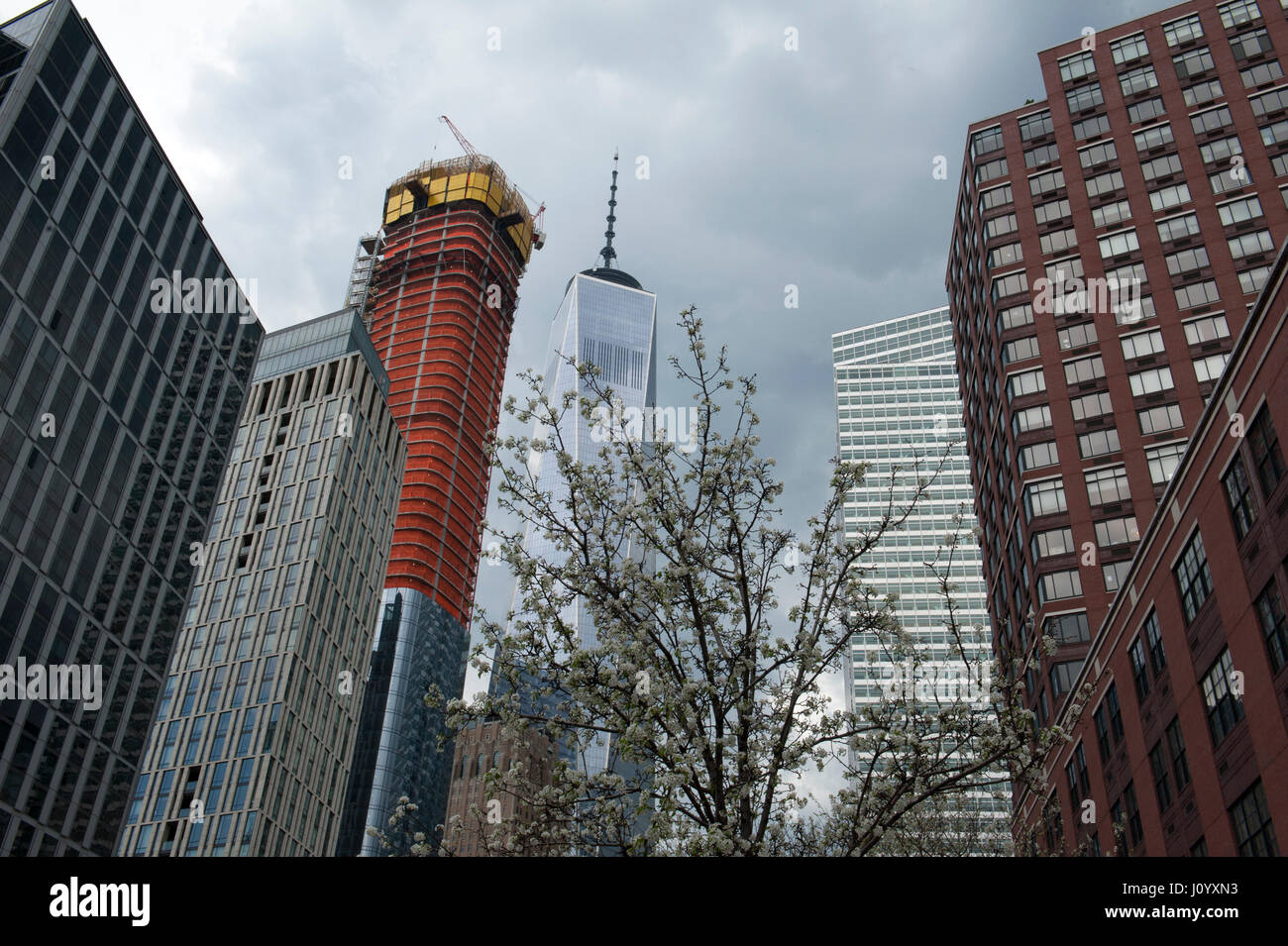 Wolkenkratzer, darunter 1 World Trade Center, Linie West Street in Lower Manhattan. 16. April 2017 Stockfoto