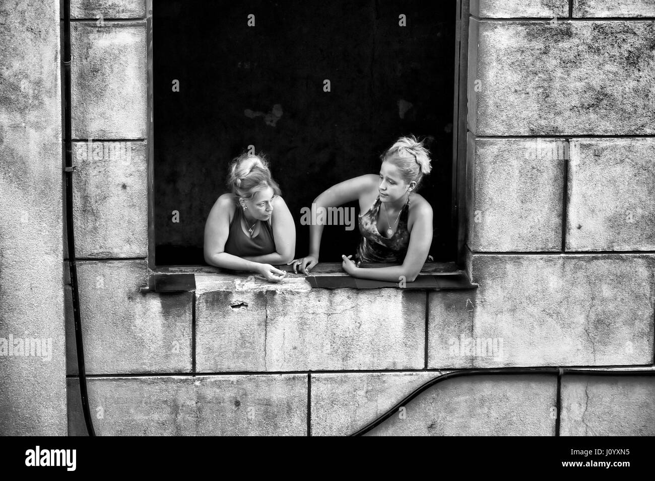 Zwei Frauen aus einem Fenster in Havanna, Kuba Stockfoto