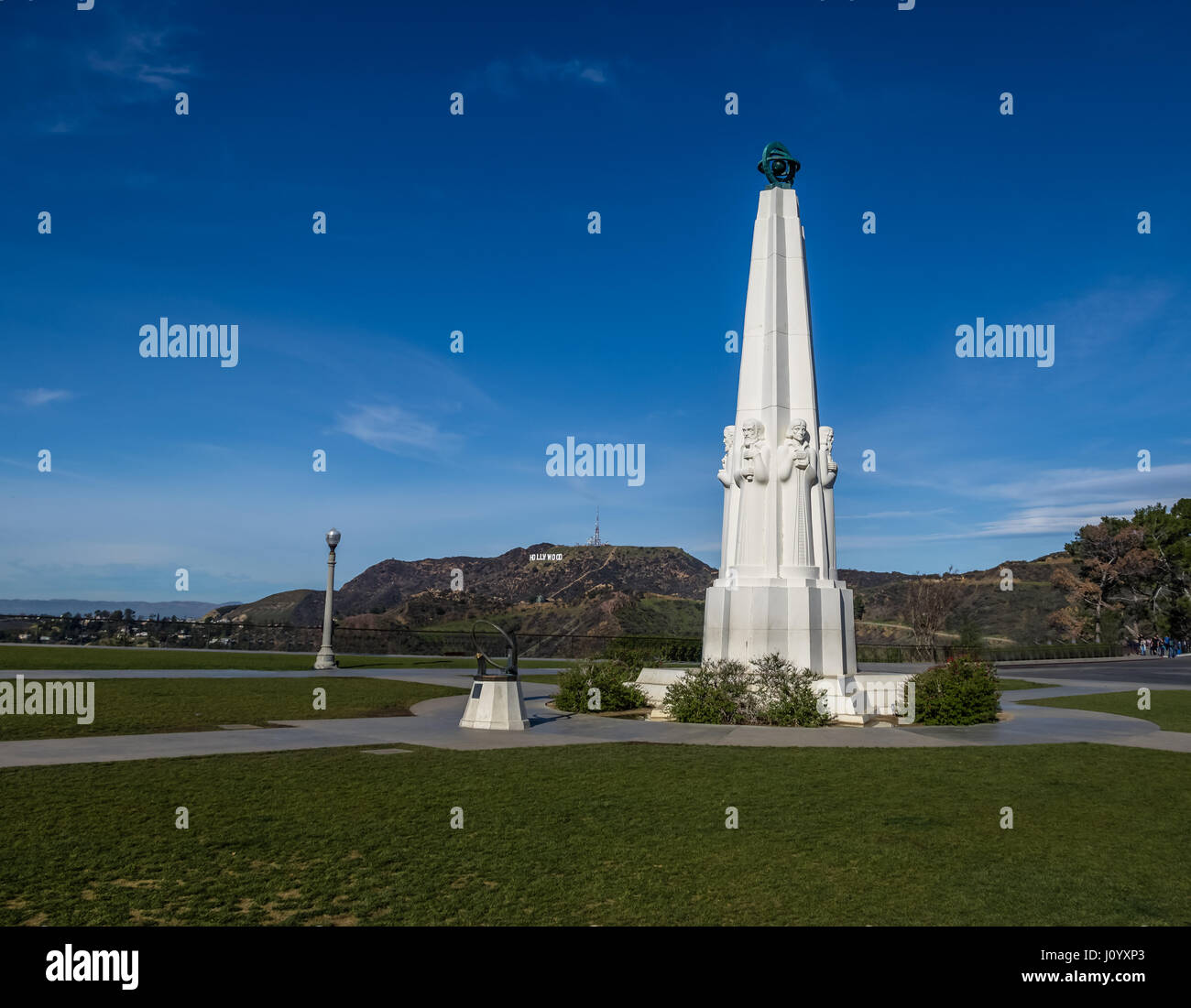 Astronomen Denkmal am Griffith Observatory mit Hollywood-Schild auf Hintergrund - Los Angeles, Kalifornien, USA Stockfoto