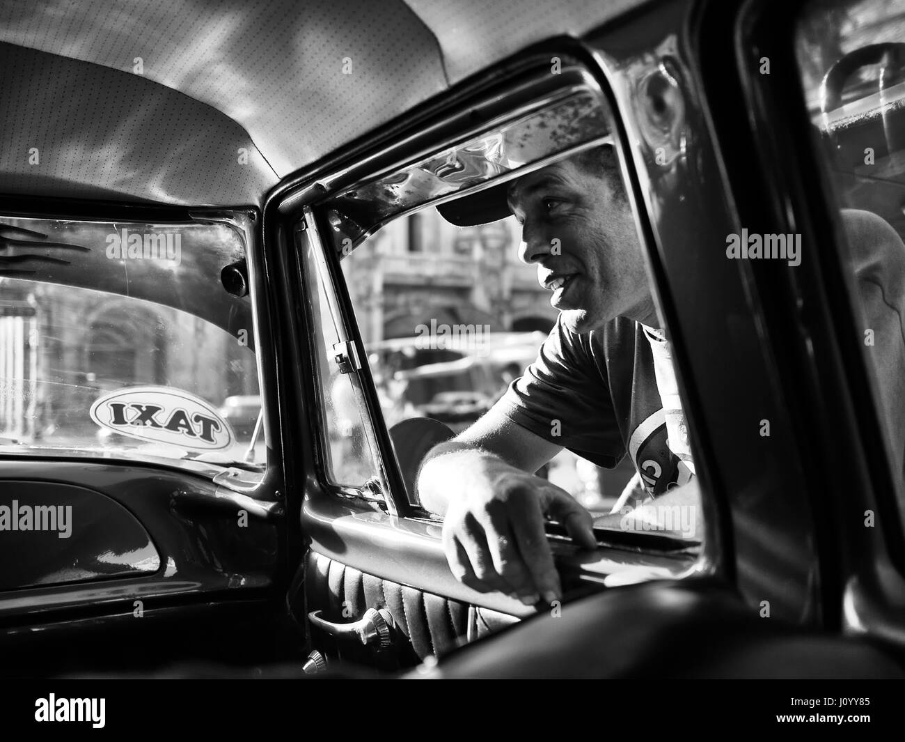 Mann im Gespräch mit einem Taxifahrer in Havanna, Kuba Stockfoto