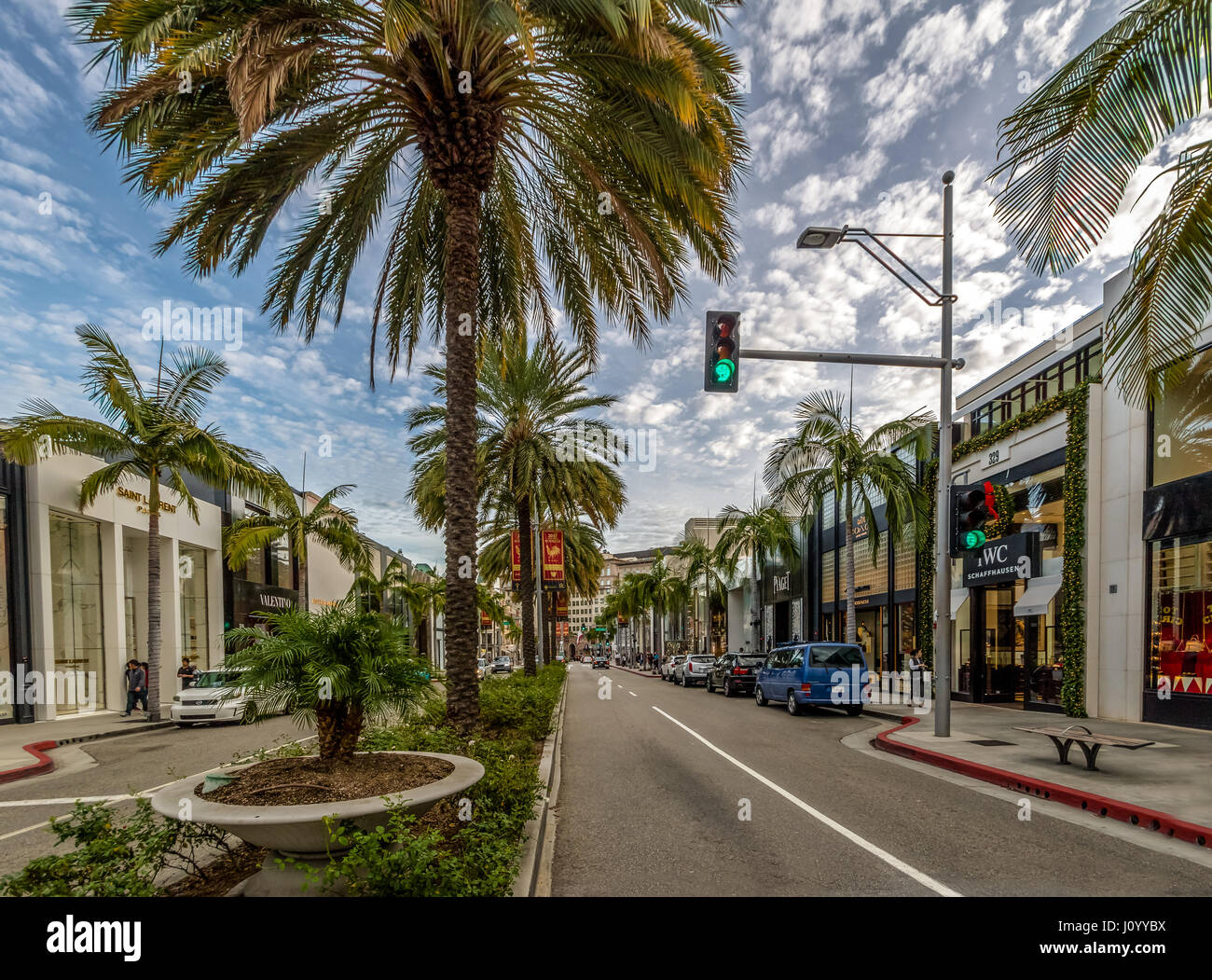 Rodeo Drive Street mit Läden und Palmen in Beverly Hills - Los Angeles, Kalifornien, USA Stockfoto
