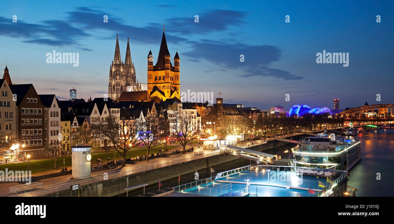 Groß St. Martin Church mit Kölner Dom, Abend Dämmerung, Köln, Nordrhein-Westfalen, Deutschland Stockfoto