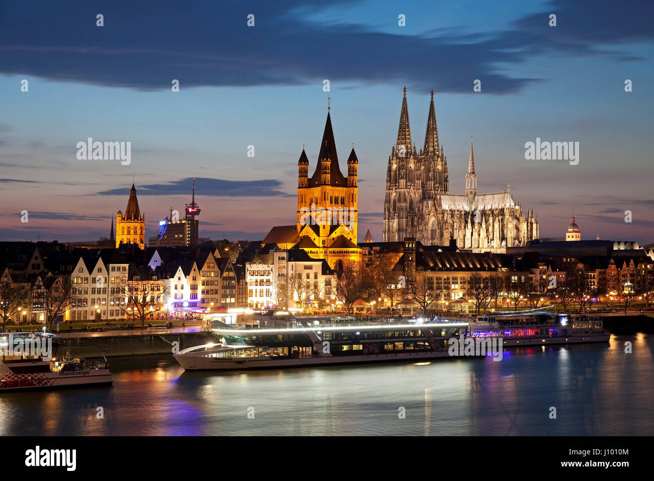 Groß St. Martin Church mit Kölner Dom, Abend Dämmerung, Köln, Nordrhein-Westfalen, Deutschland Stockfoto