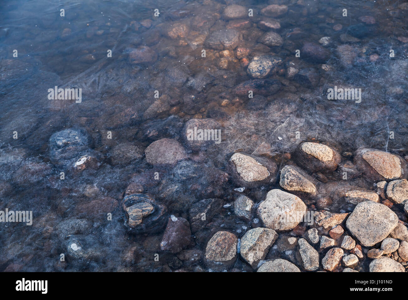 Steinen der Saimaa See Küste mit Eis bedeckt Stockfoto