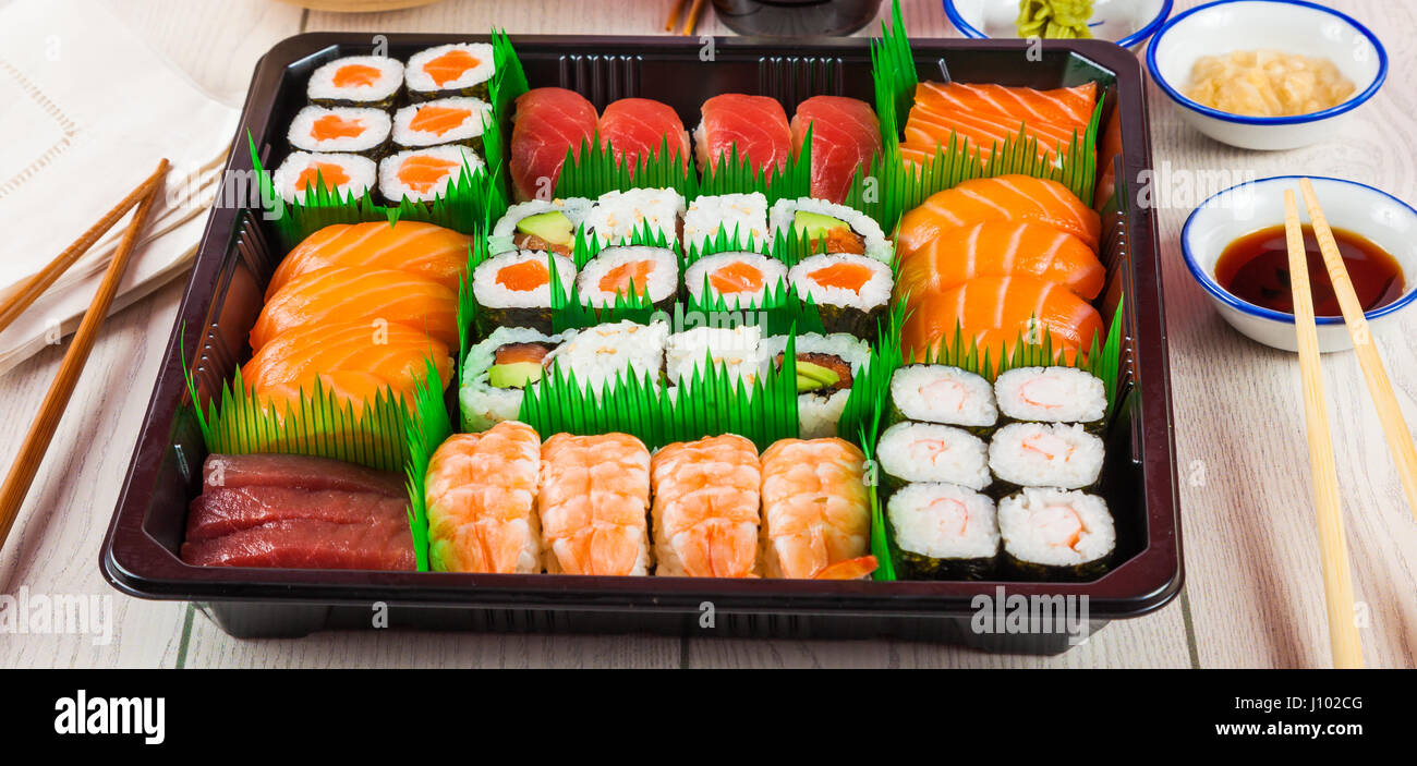 Sushi zum Mitnehmen Tablett Stockfoto