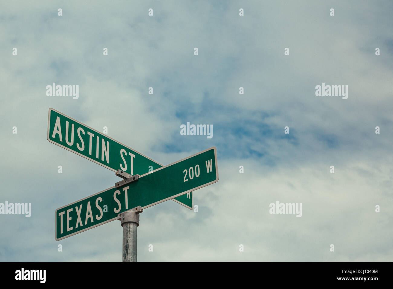 Austin und Texas Straßenschilder an einer Kreuzung in Marfa, Texas Stockfoto