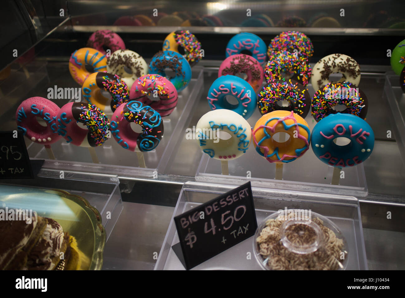 Donut-förmigen Gelato Eis am Stiel in einem Gefrierschrank Fall Stockfoto