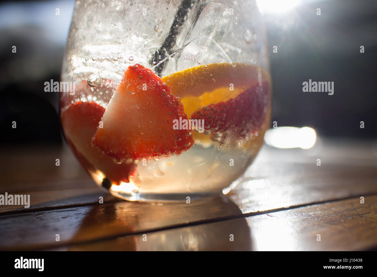 Weiße sangria Fizz mit Erdbeeren Stockfoto