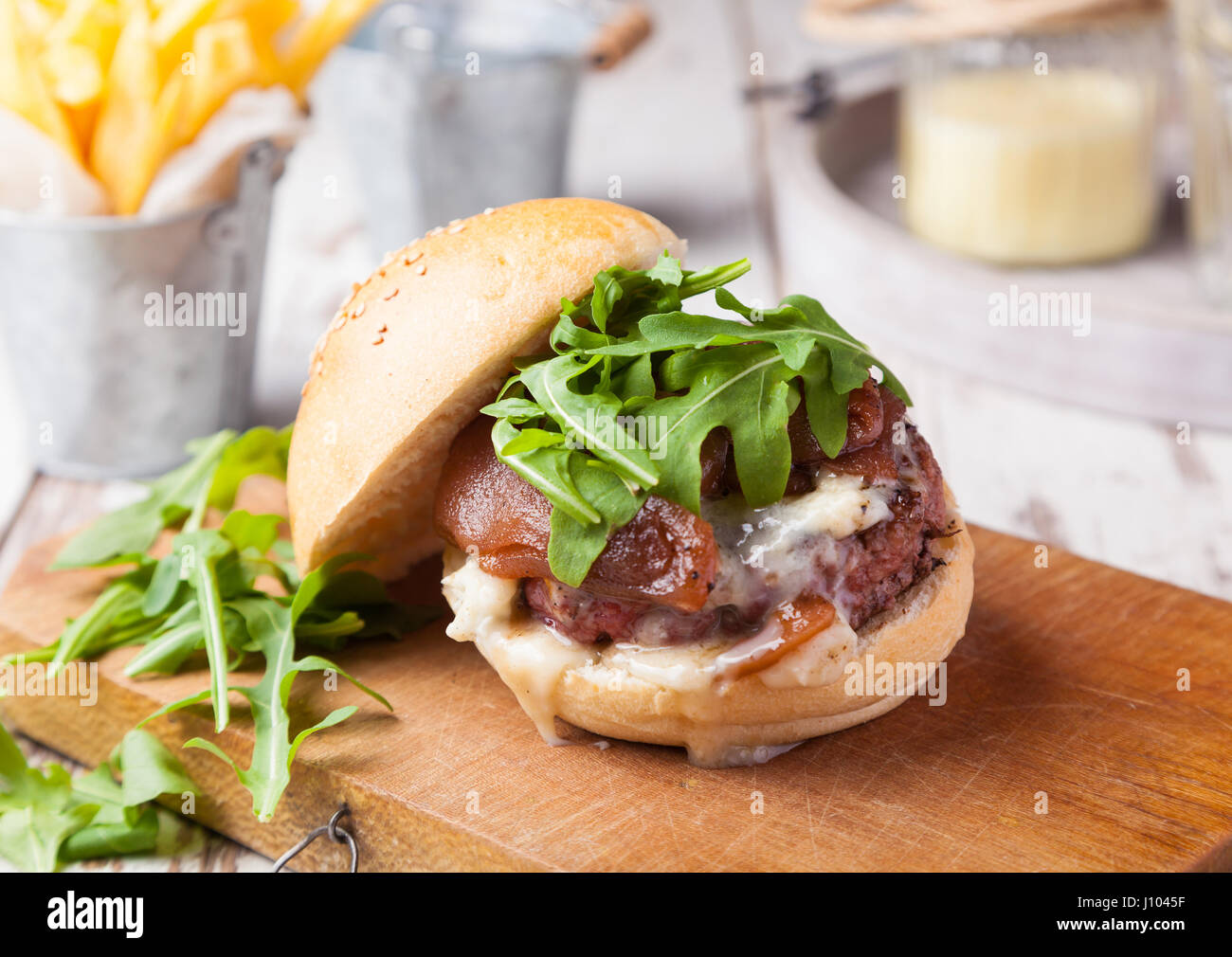 Hamburger, serviert mit Rucola Stockfoto