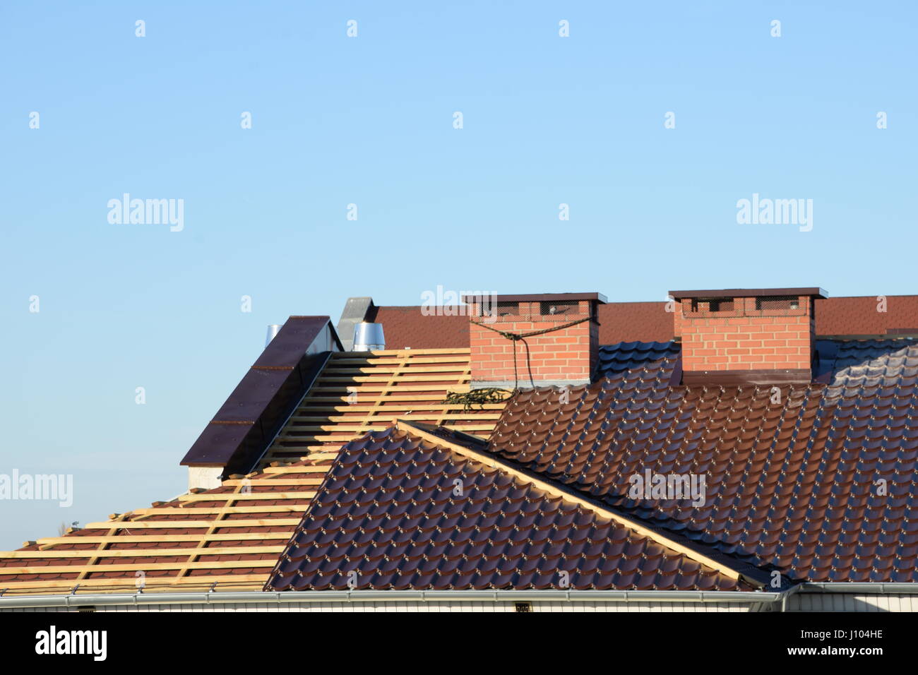 Neue Dachkonstruktion wird gefliest Stockfoto