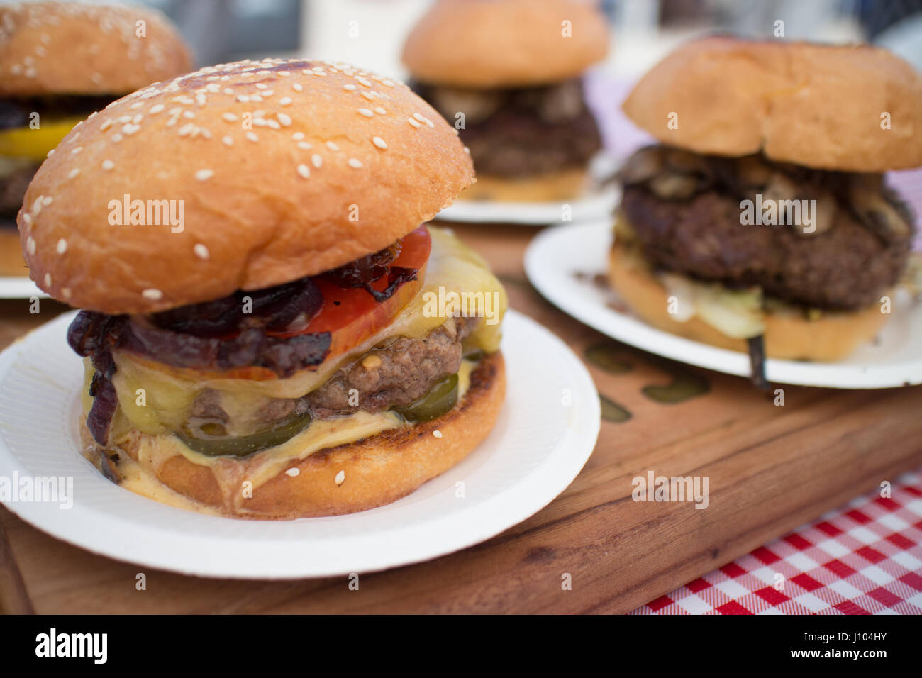 Gourmet Hamburger in einem Picknick Stockfoto