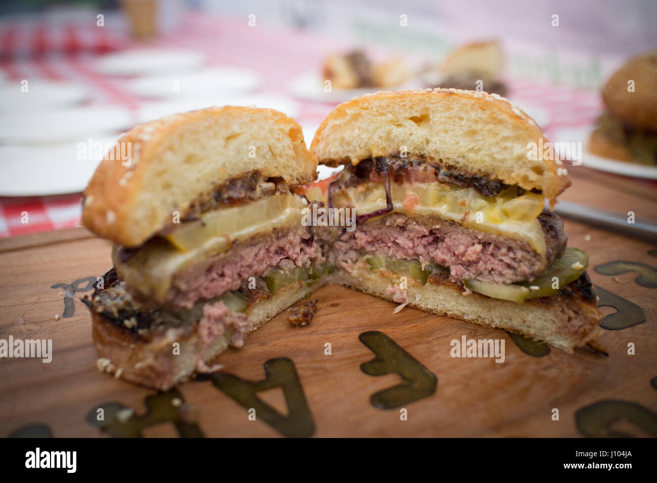 Gourmet Hamburger in einem Picknick Stockfoto