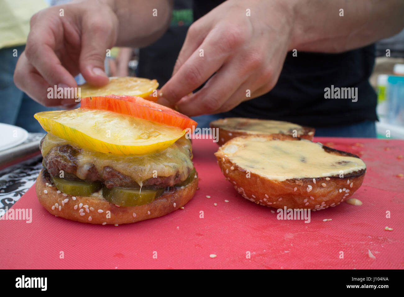 Machen einen Burger bei einer Grillparty / BBQ Stockfoto