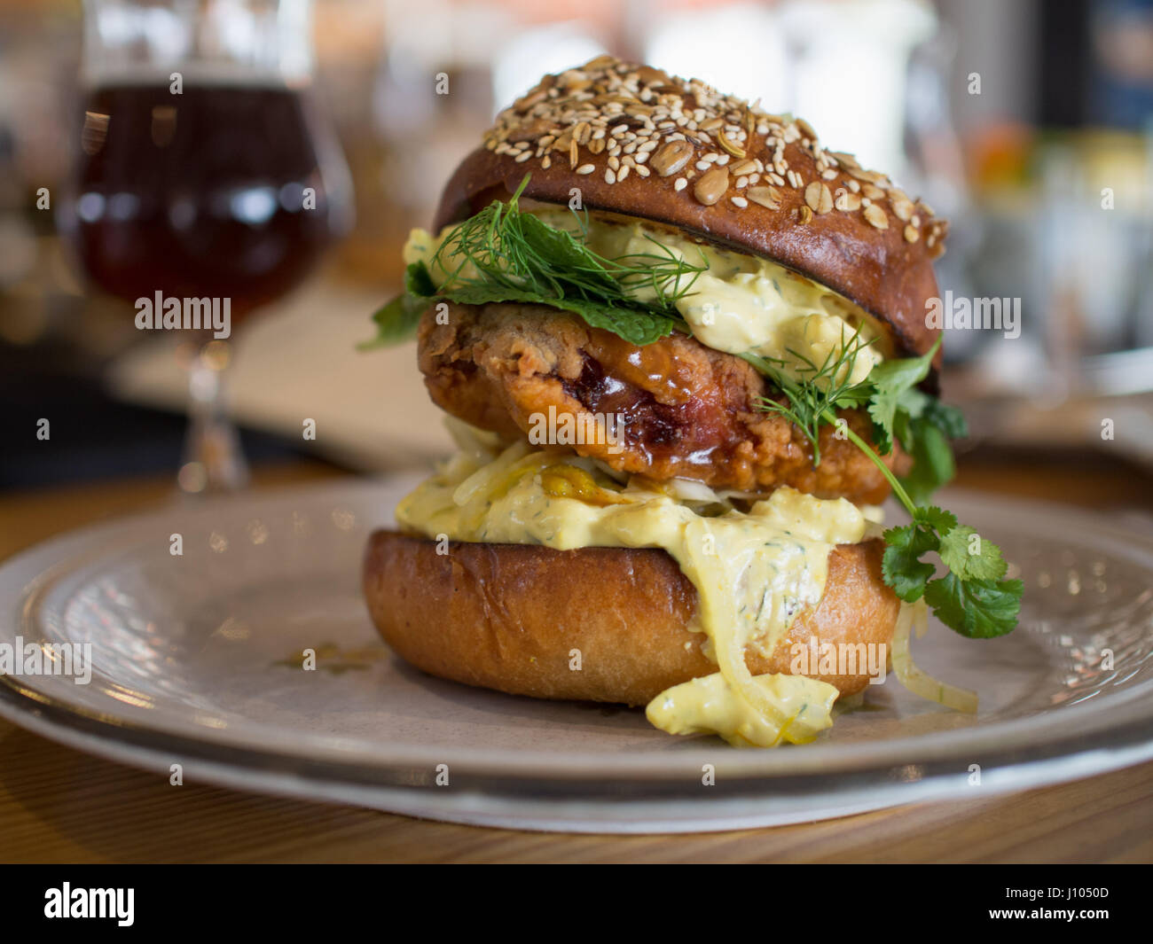 Eine dekadente Fried Chicken Sandwich von Odd Duck Restaurant in Austin, Texas Stockfoto