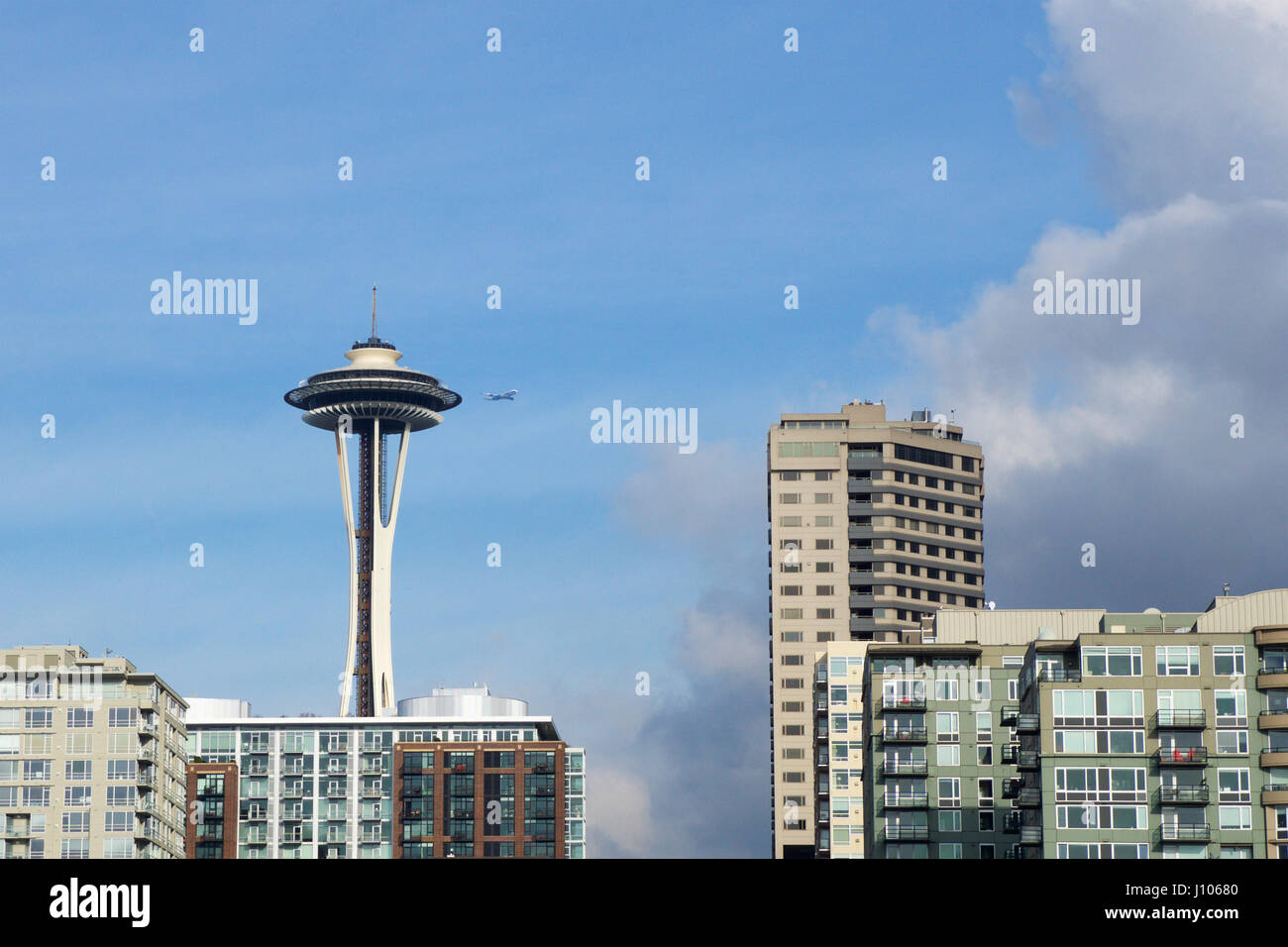 SEATTLE, WASHINGTON, USA - 25. Januar 2017: Ein Blick auf Seattle downtown aus den Gewässern des Puget Sound. Wolkenkratzer, Space Needle in Seattle Stadt vor Sonnenuntergang Stockfoto