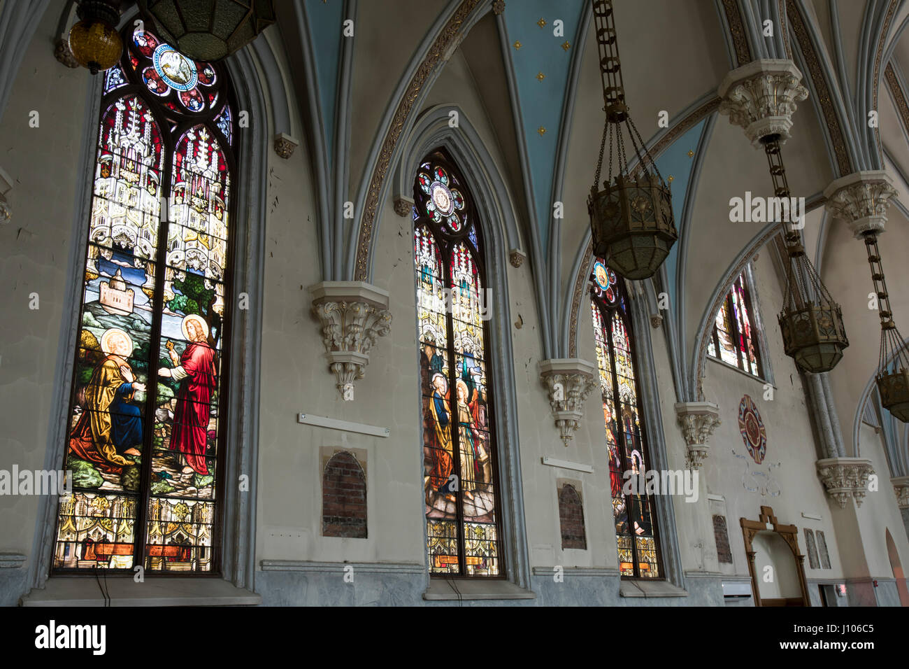 Gotische deutschen katholischen Kirchenraum mit Glasfenster und kunstvollen Leuchten. Stockfoto