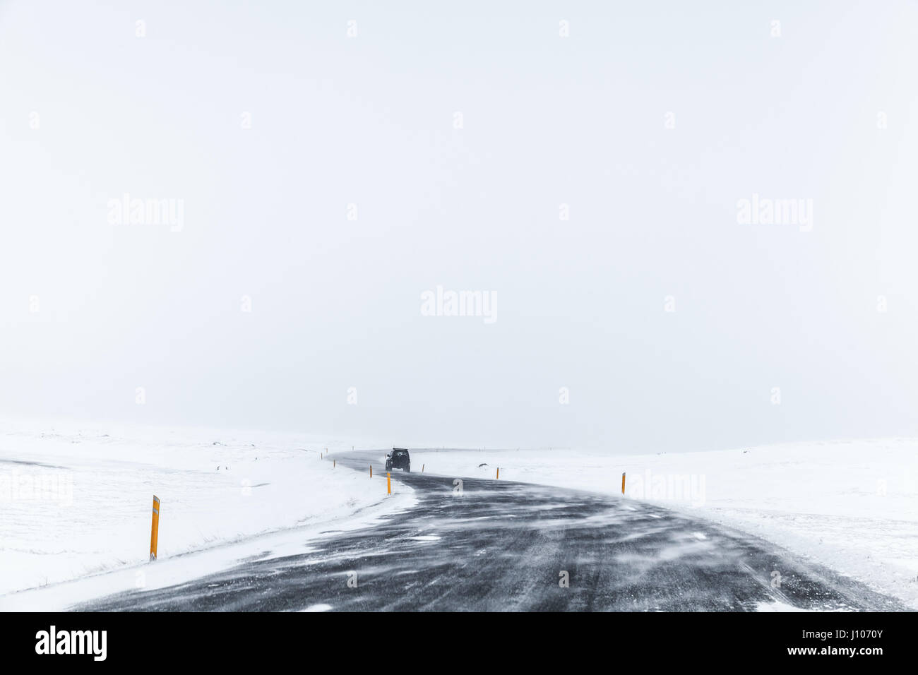 Isländische Straße drehen bedeckt mit Schnee, leere Winterlandschaft Stockfoto