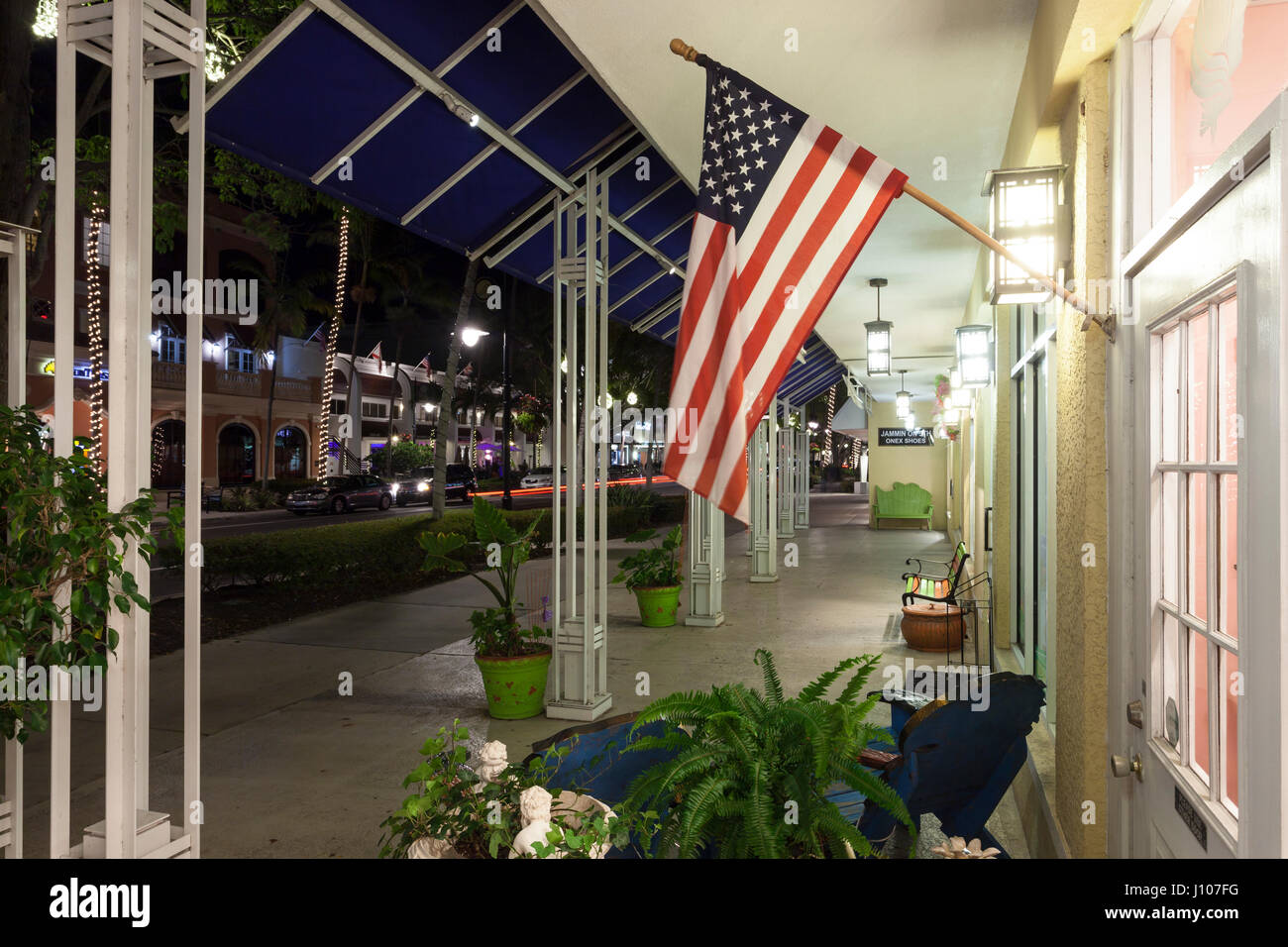 Naples, Fl, USA - 21. März 2017: Nationale Flagge der Vereinigten Staaten in das Schaufenster eines Ladens in Naples Innenstadt. Florida, United Stat Stockfoto