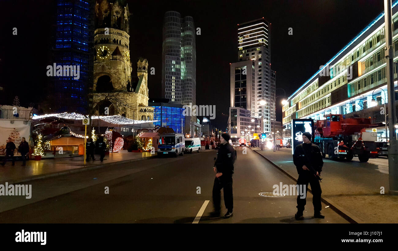 Impressionen: Polizeikraefte Mit Maschinengewehren Riegeln Den Tatort Ab: Islamistischer Terroranschlag Auf Den Weihnachtsmarkt bin Breitscheidplatz, 1 Stockfoto