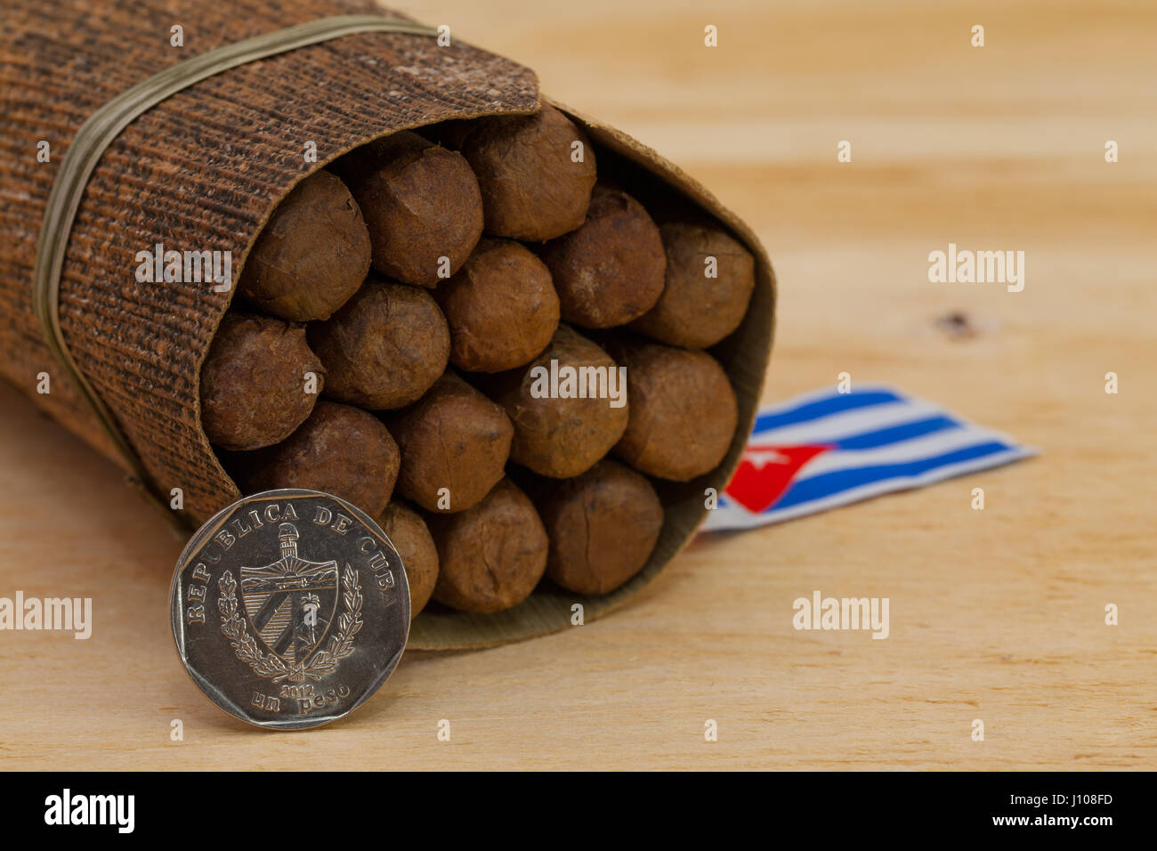 Kubanische Zigarren Luxus und Geld auf dem Holztisch Stockfoto