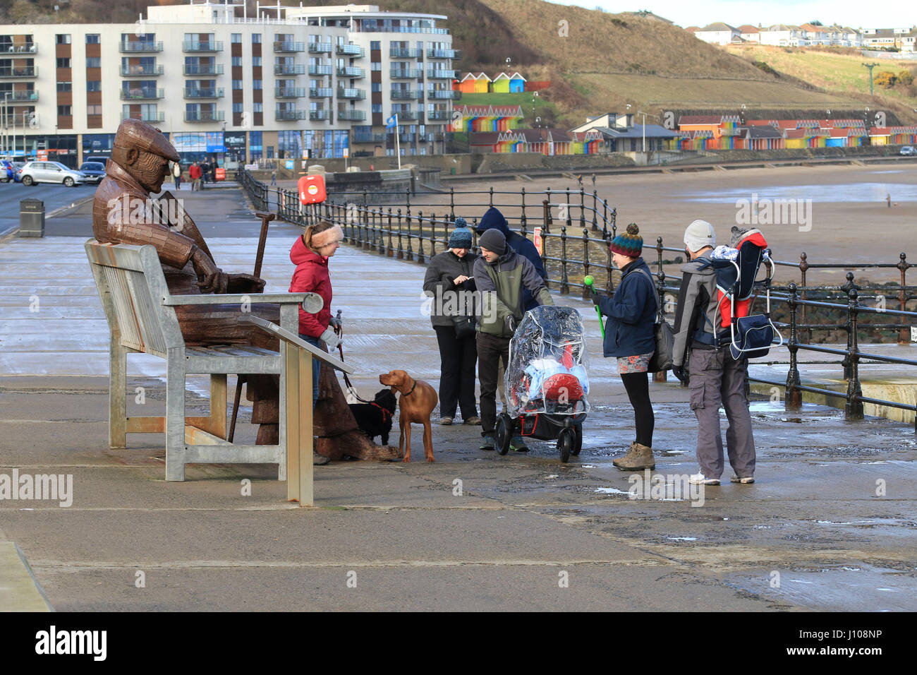 Touristen auf die Freddie Gilroy Skulptur auf Scarborough North bay Stockfoto