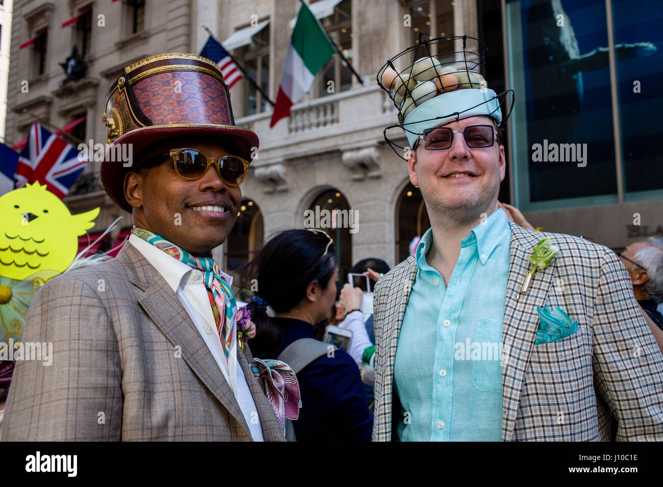 New York, USA. 16. April 2017.  Zwei Männer mit kunstvollen Hüten an New York jährliche Osterparade Motorhaube und Festival auf der Fifth Avenue. Die Hüte gehört ein Drahtkorb hält eine Anzahl von natürlich gefärbten Eiern. (Es gibt sieben Rassen von Hühnern, die gefärbten Eiern lag.) Bildnachweis: VWPics/Alamy Live-Nachrichten Stockfoto