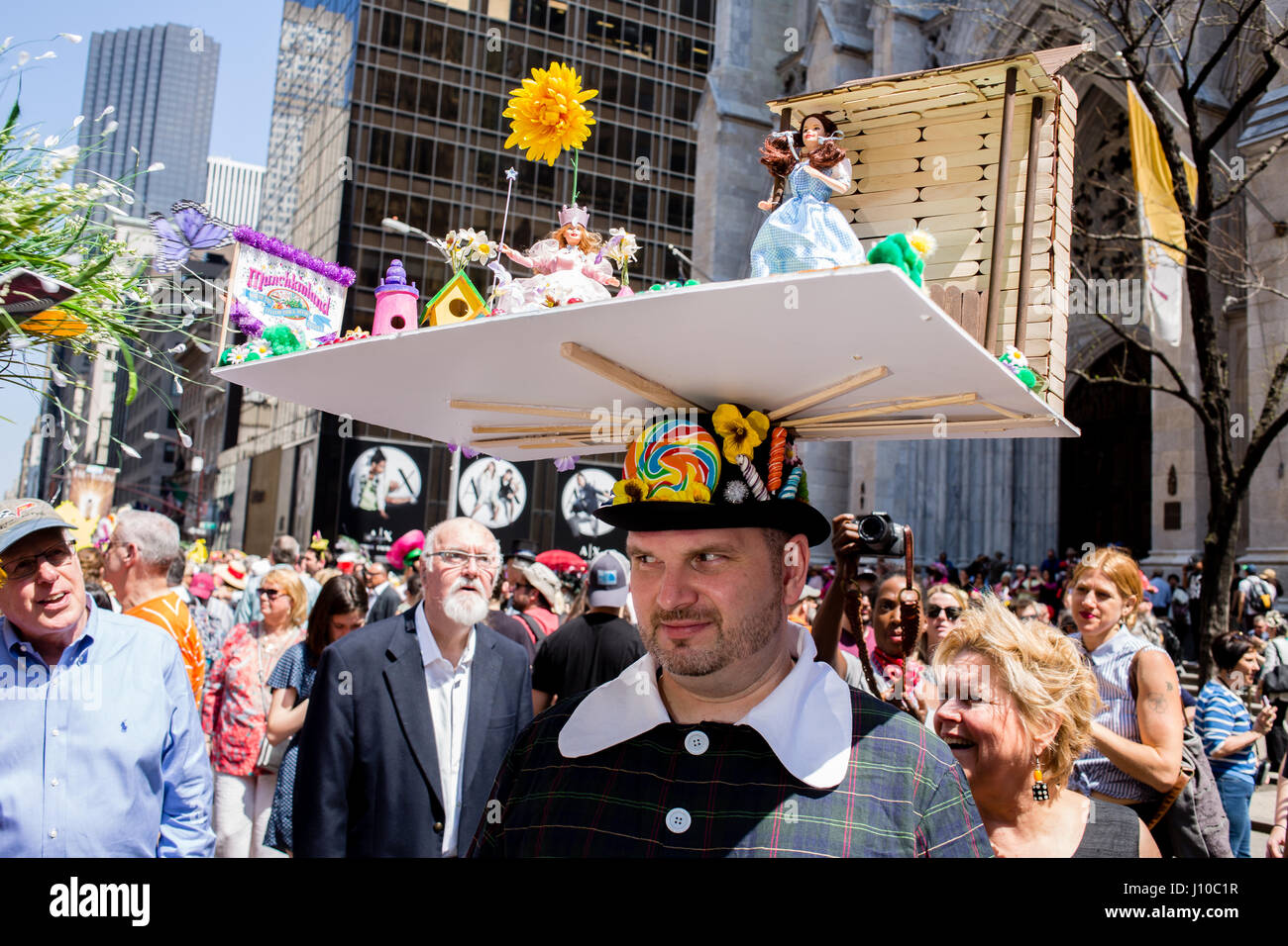 New York, USA. 16. April 2017.  Ein Mann trägt einen Bowler, garniert mit einer Plattform mit Puppen und Spielzeug an New York jährliche Osterparade Motorhaube und Festival auf der Fifth Avenue. Bildnachweis: VWPics/Alamy Live-Nachrichten Stockfoto