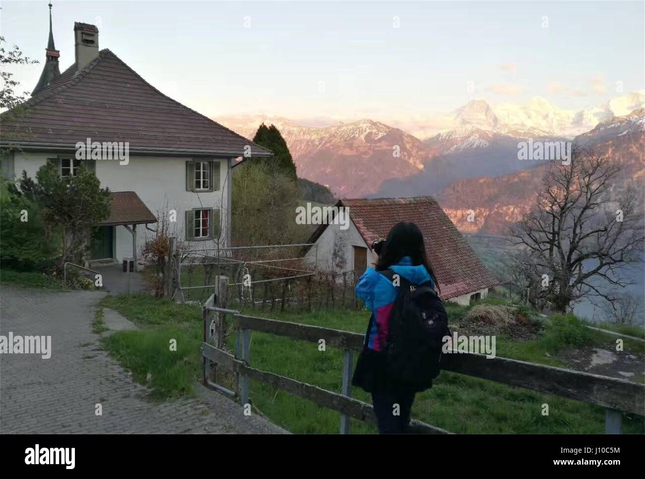 Bern, Bern, Schweiz. 14. April 2017. Bern, Schweiz-April 14 2017: (nur zur redaktionellen Verwendung. CHINA HERAUS). Interlaken ist eine Stadt und Gemeinde im Landkreis Interlaken-Oberhasli im Kanton Bern. Es ist eine wichtige und bekannte touristische Destination in der Region Berner Oberland von den Schweizer Alpen und das Hauptverkehrsmittel Tor zu den Bergen und Seen der Region. Bildnachweis: SIPA Asien/ZUMA Draht/Alamy Live-Nachrichten Stockfoto