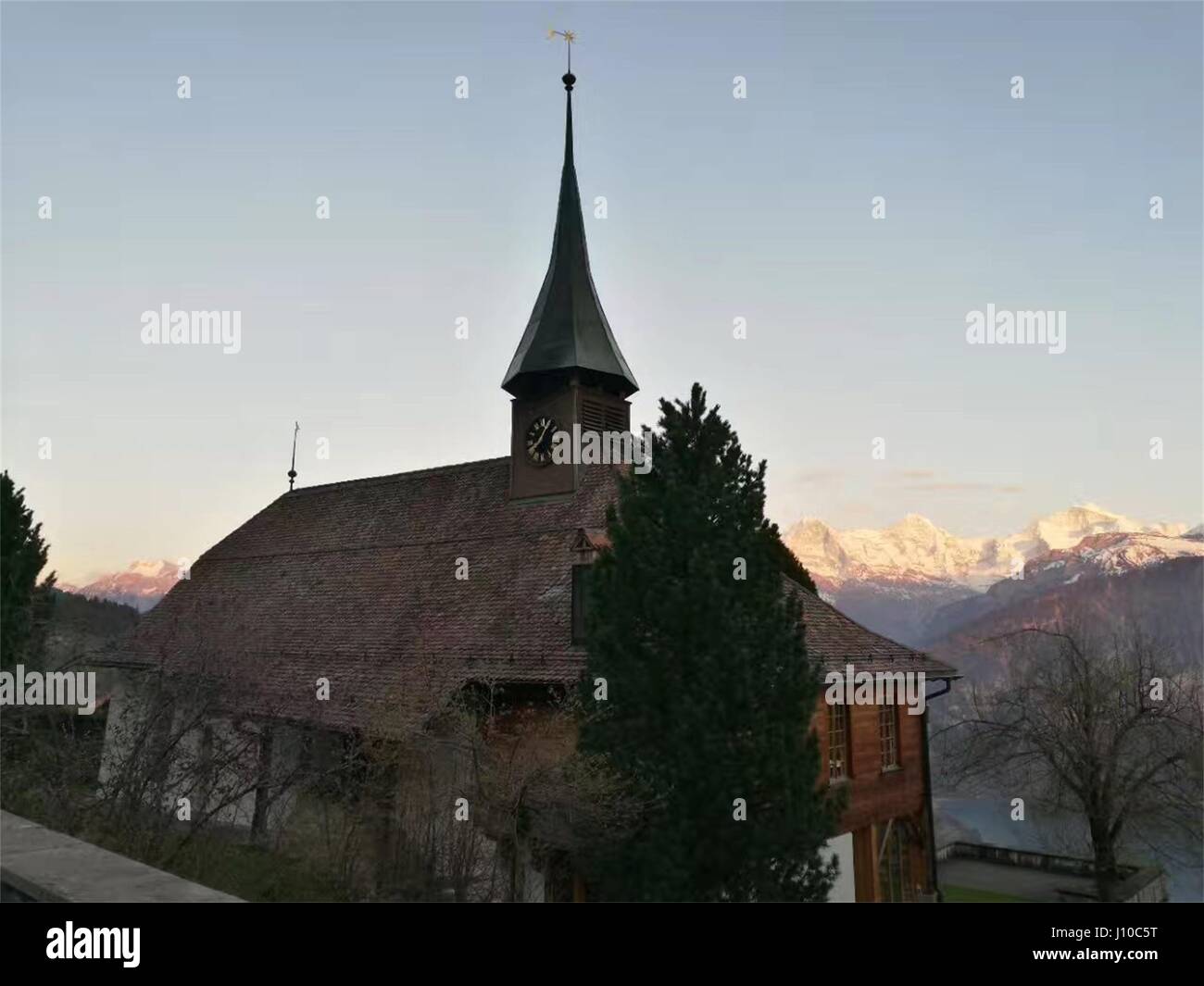 Bern, Bern, Schweiz. 14. April 2017. Bern, Schweiz-April 14 2017: (nur zur redaktionellen Verwendung. CHINA HERAUS). Interlaken ist eine Stadt und Gemeinde im Landkreis Interlaken-Oberhasli im Kanton Bern. Es ist eine wichtige und bekannte touristische Destination in der Region Berner Oberland von den Schweizer Alpen und das Hauptverkehrsmittel Tor zu den Bergen und Seen der Region. Bildnachweis: SIPA Asien/ZUMA Draht/Alamy Live-Nachrichten Stockfoto