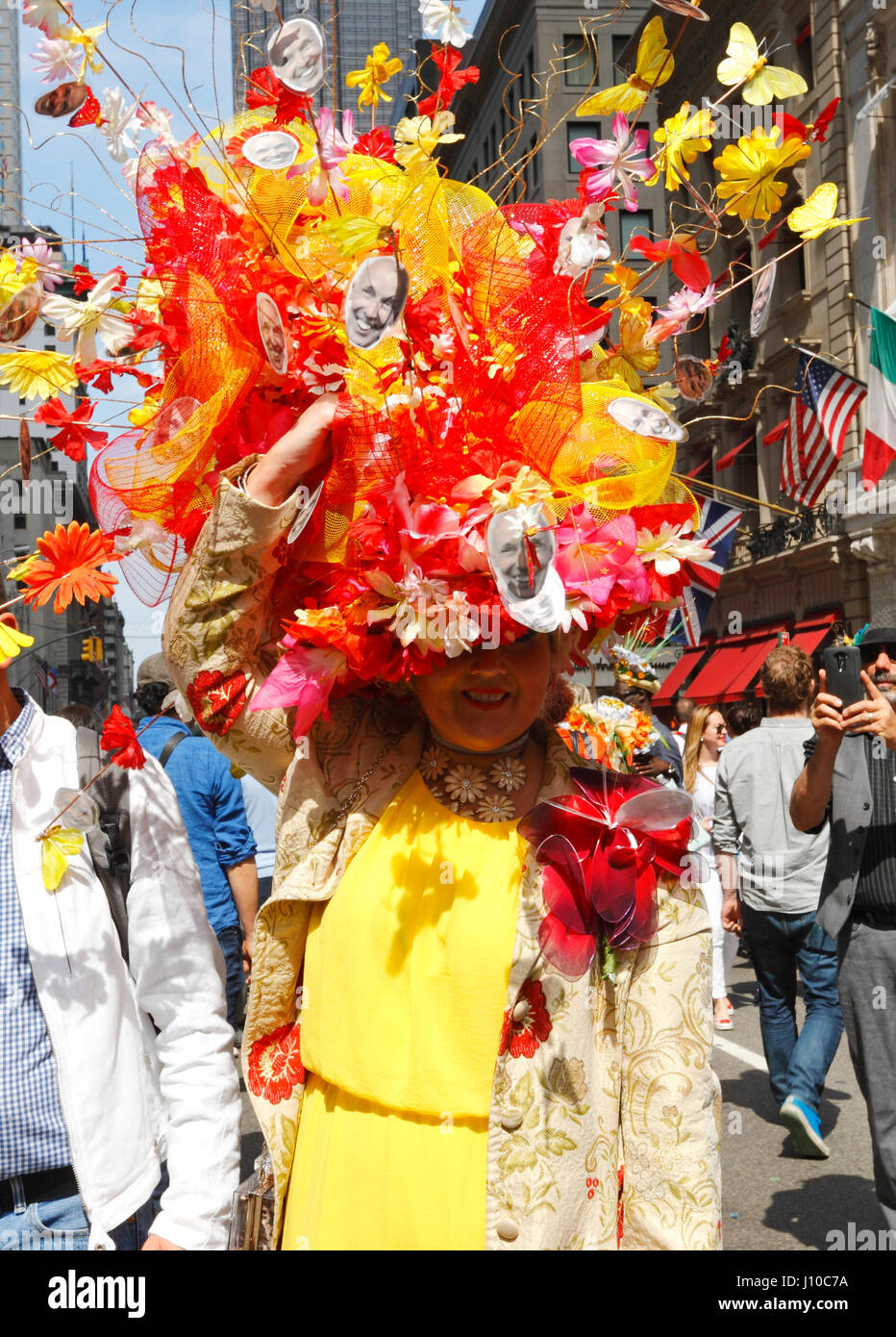 New York, USA. 16. April 2017. Easter Parade und Bonnet Festival in Manhattan, Fifth Avenue in New York City, 16. April 2017. Bildnachweis: Nino Marcutti/Alamy Live-Nachrichten Stockfoto