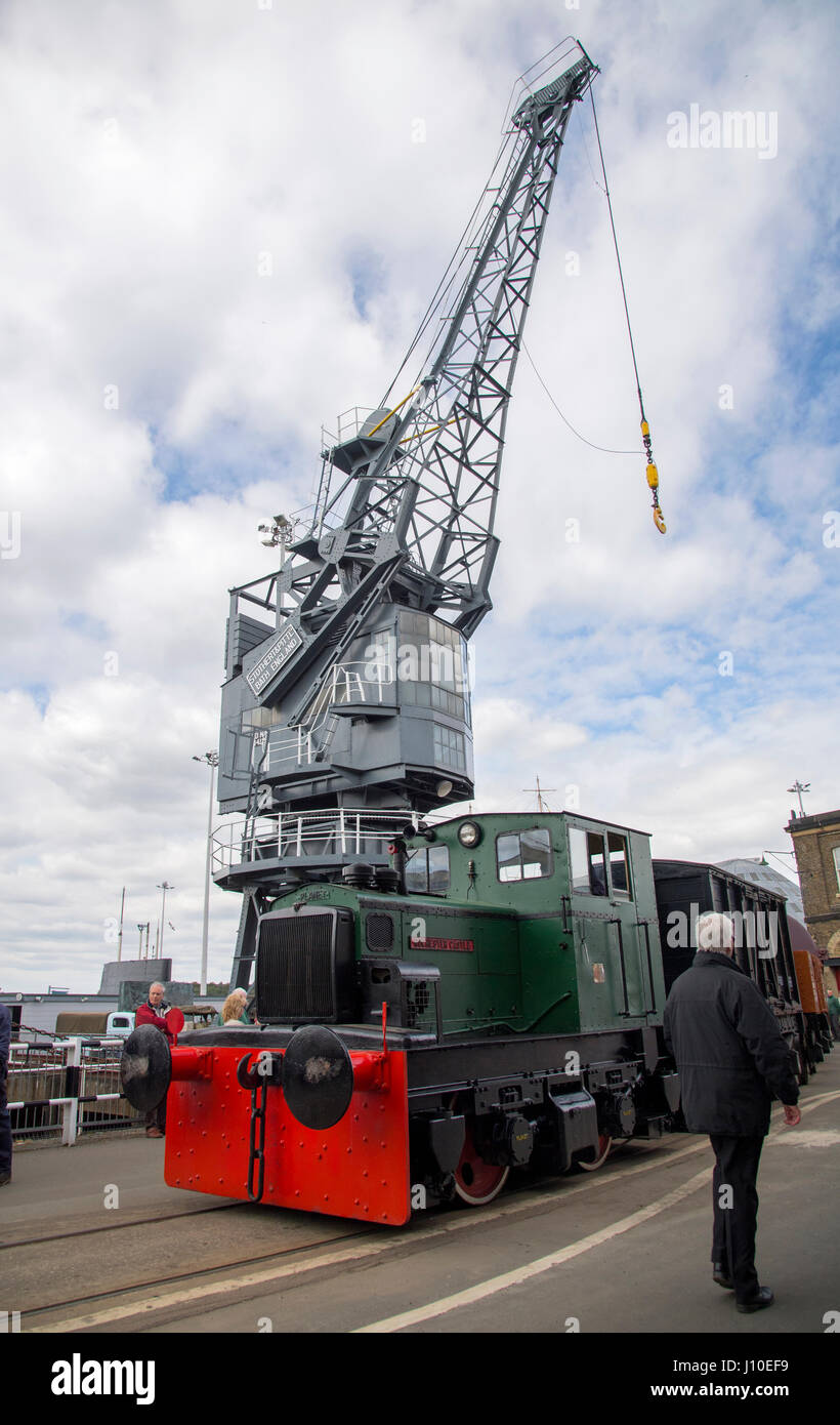 Chatham, Kent, Großbritannien. 16. April 2017. Hunderte von Familien kamen, Oldtimer, Lkw, Dampfmaschinen und Nutzfahrzeuge zu sehen und zu vintage Schaustellerbetrieben im Chatham Historic Dockyard in Kent versammelten sich zum Festival der Transport über das Osterwochenende fahren. Credit: Matthew Richardson/alamy leben Nachrichten Stockfoto