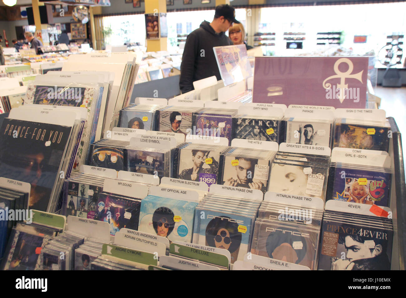 Minneapolis, Minnesota, USA. 14. April 2017. Alben von dem Musiker Prince auf dem Display an den "Elektrischen Fötus" Plattenladen in Minneapolis, Minnesota, USA, 14. April 2017. Am 21. April 2016 starb der amerikanische Popstar auf seinem Anwesen in Chanhassen, Minnesota, von einer versehentlichen Überdosis Schmerzmittel Fentanyl. Foto: Christina Horsten/Dpa/Alamy Live News Stockfoto