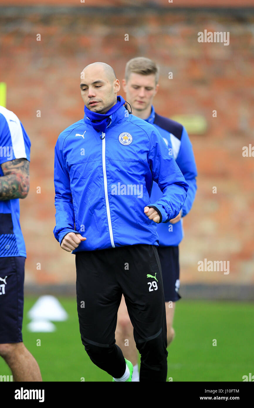 Leicester, England, 17. April 2017.   LCFC Verteidiger Yohan Benalouane Training im Belvoir Drive Boden in Bereitschaft für das Rückspiel der UEFA Champions League Viertel Finale Krawatte mit Atletico Madrid.  © Phil Hutchinson/Alamy Live-Nachrichten Stockfoto