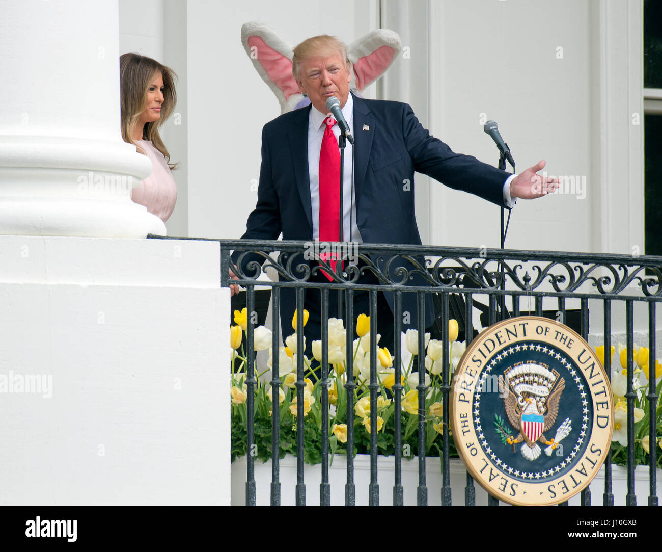 Washington DC, USA. 17. April 2017. US-Präsident Donald J. Trump macht einleitenden Bemerkungen, wie er und die First Lady Melania Trump die jährliche Easter Egg Roll auf dem South Lawn des weißen Hauses in Washington, DC am Montag, 17. April 2017 Gastgeber. Bildnachweis: Ron Sachs/CNP /MediaPunch Credit: MediaPunch Inc/Alamy Live-Nachrichten Stockfoto