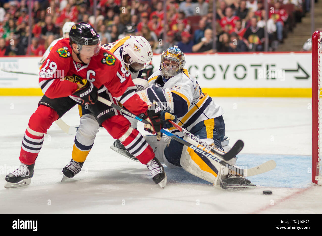 Chicago, Illinois, USA. 15. April 2017. -Blackhawk #19 Jonathan Toews versucht einen Schuss auf Predator Torhüter #35 Pekka Rinne in der National Hockey League erste Runde Playoff-Spiel zwischen den Chicago Blackhawks und die Nashville Predators im United Center in Chicago, IL. Bildnachweis: Csm/Alamy Live-Nachrichten Stockfoto