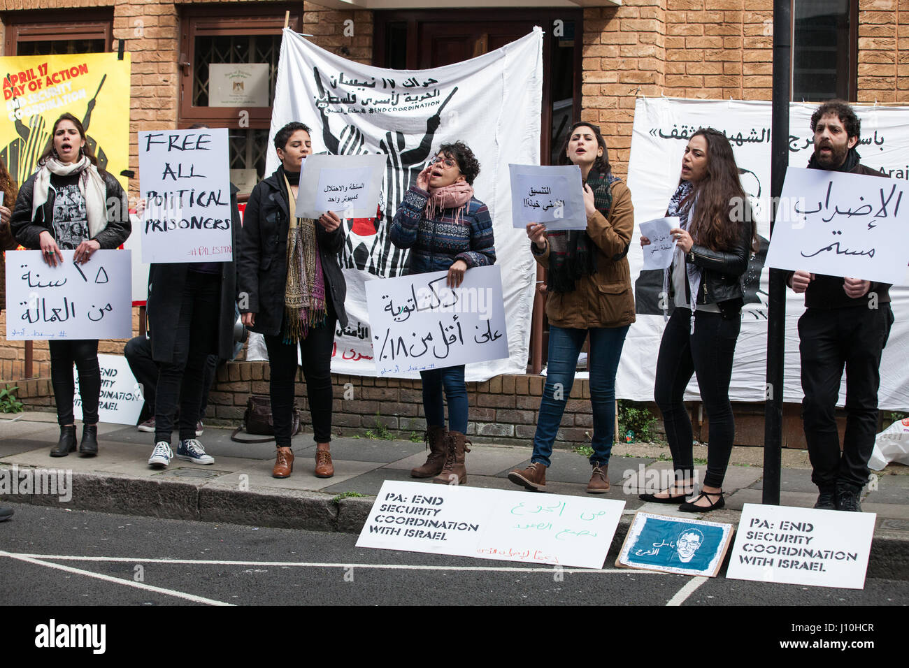 London, UK. 17. April 2017. Aktivisten protestieren außerhalb der palästinensischen Missionsbüro am palästinensischen Gefangenen Tag Aufruf auf die palästinensische Autonomiebehörde, Sicherheitsabstimmung mit Israel zu beenden und um 40 Tage seit dem Mord von israelischen Soldaten des palästinensischen Intellektuellen Basel Al-Araj zu markieren. Bildnachweis: Mark Kerrison/Alamy Live-Nachrichten Stockfoto